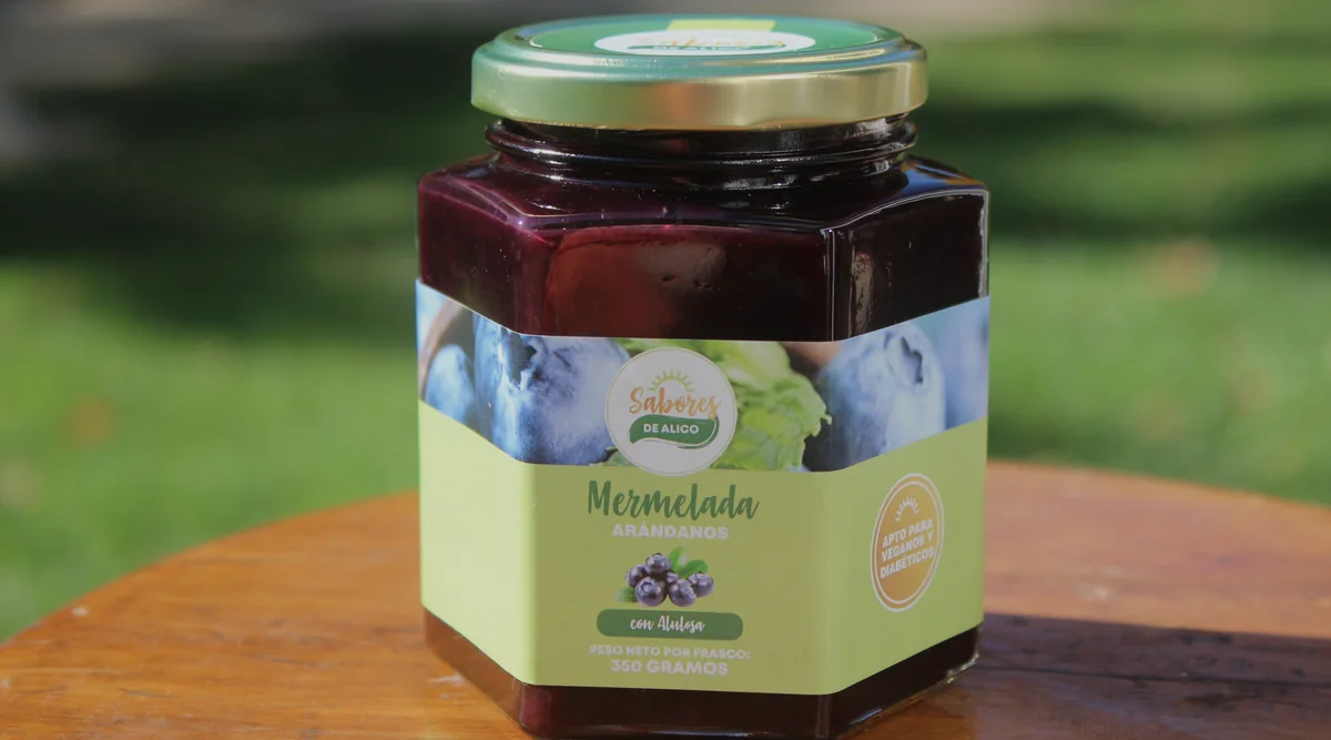 Mermelada de arándano terminada y etiquetada
